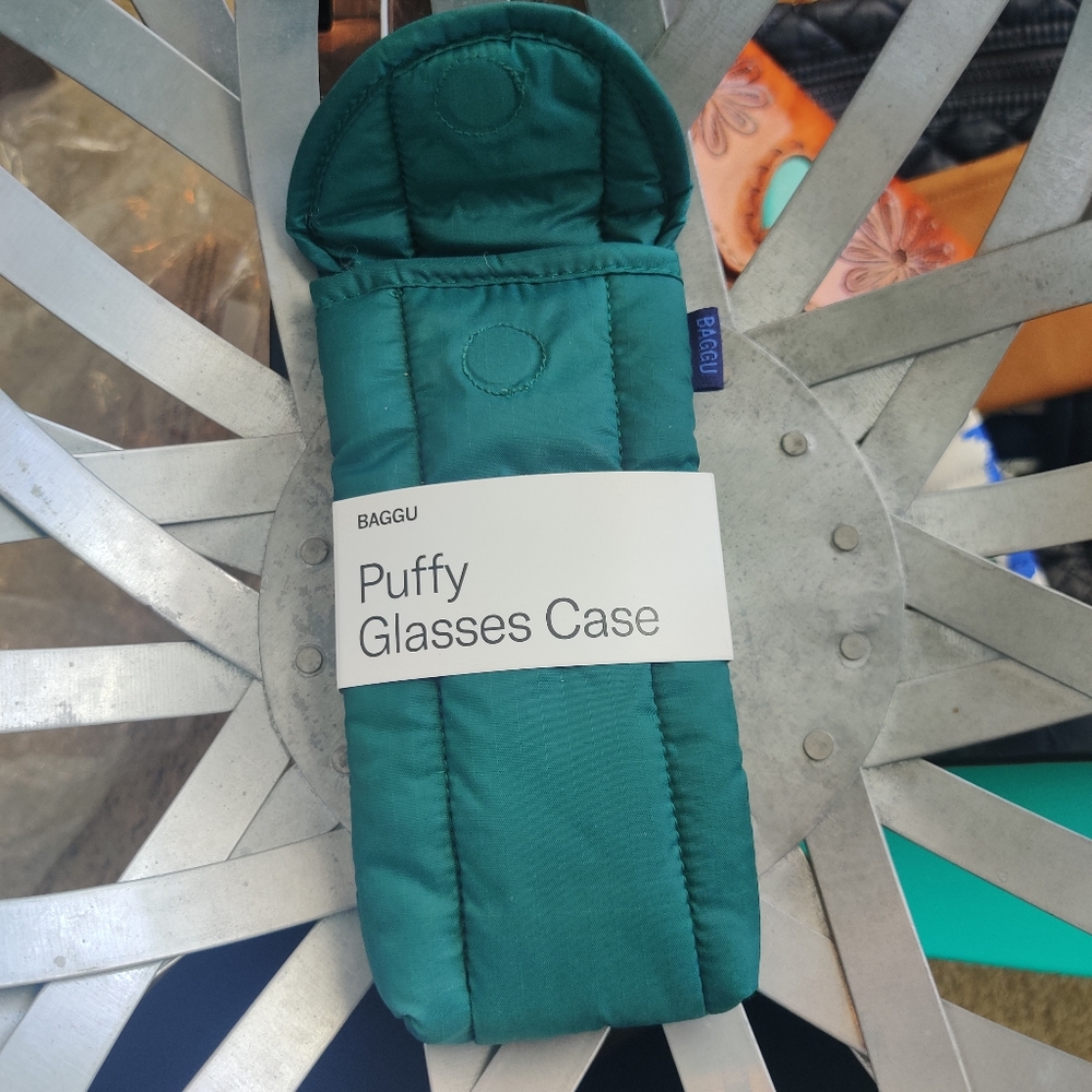 SOLD* Baggu glasses case